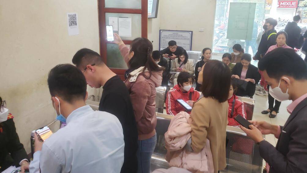 Theo ghi nhận của PV B&aacute;o Giao th&ocirc;ng, trong c&aacute;c ng&agrave;y 1-2/3, từ s&aacute;ng sớm đ&atilde; c&oacute; đ&ocirc;ng đảo người d&acirc;n đến Ph&ograve;ng Quản l&yacute; xuất nhập cảnh của C&ocirc;ng an TP H&agrave; Nội để l&agrave;m thủ tục cấp hộ chiếu.