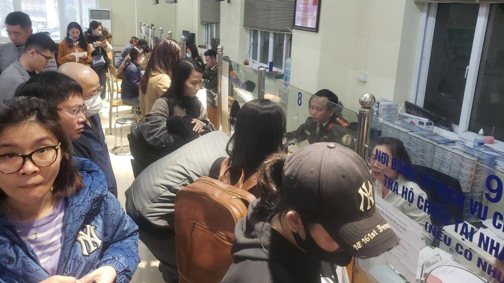 Theo đại diện Ph&ograve;ng Quản l&yacute; xuất nhập cảnh, C&ocirc;ng an TP H&agrave; Nội, đơn vị đ&atilde; phối hợp Ph&ograve;ng Cảnh s&aacute;t quản l&yacute; h&agrave;nh ch&iacute;nh về trật tự x&atilde; hội để bổ sung, n&acirc;ng cấp thiết bị, đảm bảo c&ocirc;ng t&aacute;c nhập dữ liệu trơn tru, th&ocirc;ng suốt.