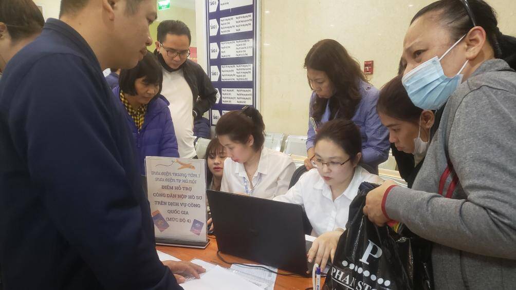 "Người d&acirc;n cũng kh&ocirc;ng n&ecirc;n nhờ hay thu&ecirc; dịch vụ đăng k&yacute; l&agrave;m hộ chiếu v&igrave; chi ph&iacute; thường cao m&agrave; lại chỉ thực hiện việc khai th&ocirc;ng tin hộ người d&acirc;n", vị đại diện cho hay.