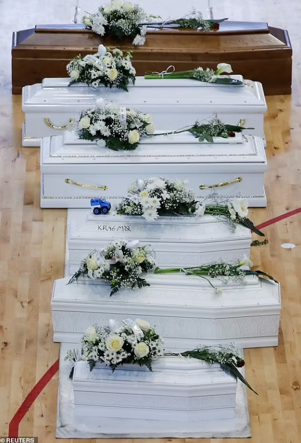 Một người đ&agrave;n &ocirc;ng n&oacute;i tiếng Đức cho hay anh l&agrave; ch&aacute;u trai của một người đ&agrave;n &ocirc;ng Afghanistan sống s&oacute;t sau thảm kịch tr&ecirc;n, nhưng vợ v&agrave; 3 con ở độ tuổi 5, 8 v&agrave; 12 của &ocirc;ng đ&atilde; m&atilde;i m&atilde;i ra đi. Trước đ&oacute;, cả gia đ&igrave;nh đ&atilde; trả 30.000 USD cho những kẻ bu&ocirc;n người để l&ecirc;n &ldquo;chuyến đi tử thần&rdquo; với hy vọng đến được "miền đất hứa", thay đổi cuộc đời. Ảnh - Reuters