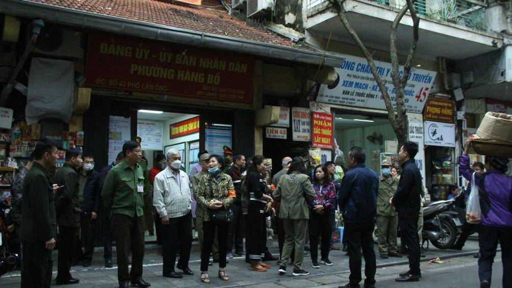 Thực hiện kế hoạch của Ban Chỉ đạo 197 TP H&agrave; Nội, s&aacute;ng ng&agrave;y 1/3, UBND phường H&agrave;ng Bồ c&ugrave;ng C&ocirc;ng an quận Ho&agrave;n Kiếm, C&ocirc;ng an phường H&agrave;ng Bồ ra qu&acirc;n xử l&yacute; vi phạm vỉa h&egrave; với phương ch&acirc;m "gi&agrave;nh lại vỉa h&egrave; phong quang, sạch đẹp cho người đi bộ".