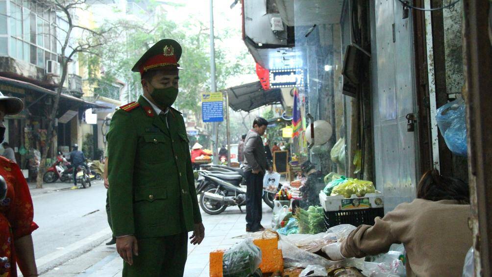 Được biết, tr&ecirc;n địa b&agrave;n phường H&agrave;ng Bồ c&oacute; 11 tuyến đường n&ecirc;n lực lượng chức năng c&ugrave;ng c&aacute;n bộ c&aacute;c cơ sở đ&atilde; chia th&agrave;nh 2 mũi đi tuần tra, kiểm so&aacute;t v&agrave; xử l&yacute; vi phạm.