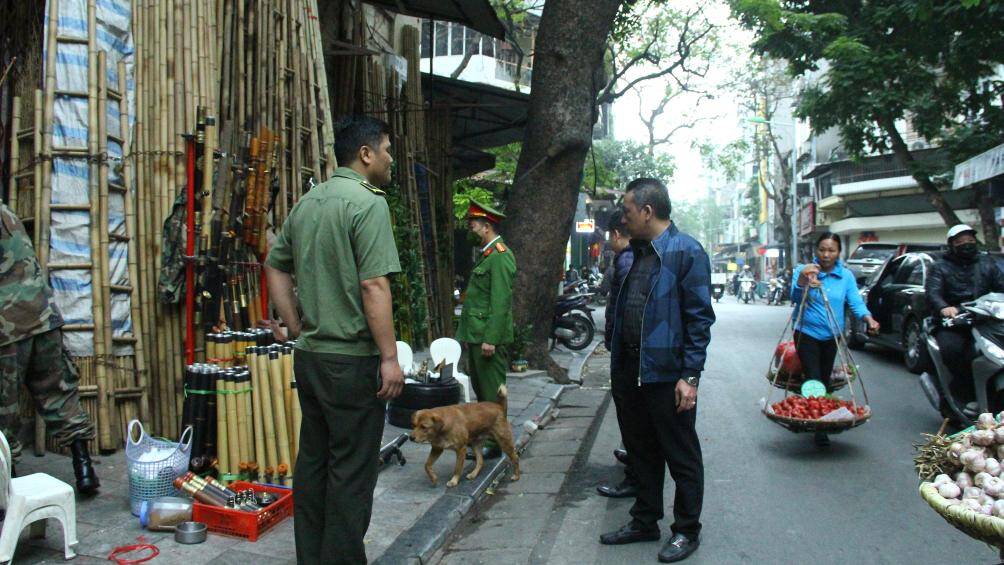 Trong đợt ra qu&acirc;n xử l&yacute; vi phạm vỉa h&egrave; n&agrave;y, UBND phường H&agrave;ng Bồ cũng huy động th&ecirc;m c&aacute;c ban ng&agrave;nh v&agrave; c&aacute;c c&aacute;n bộ cơ sở của khu d&acirc;n cư, tổ d&acirc;n phố.