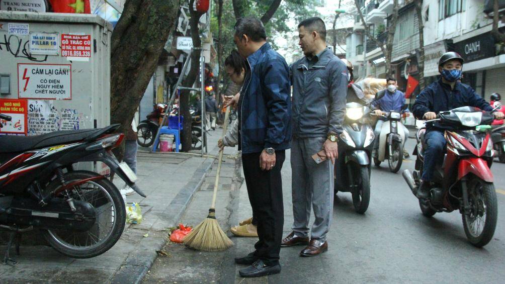 Tổ c&ocirc;ng t&aacute;c nhắc nhở việc chủ cơ sở tập kết r&aacute;c dưới l&ograve;ng đường.