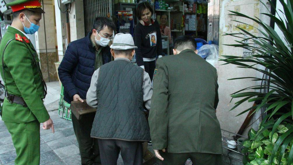 Tổ c&ocirc;ng t&aacute;c thu giữ đồ nghề b&aacute;n tr&agrave; đ&aacute; của một người đ&agrave;n &ocirc;ng đứng tuổi b&aacute;n tr&ecirc;n vỉa h&egrave;. "T&ocirc;i biết việc b&aacute;n nước ở vỉa h&egrave; l&agrave; kh&ocirc;ng đ&uacute;ng nhưng v&igrave; mưu sinh th&ocirc;i", người đ&agrave;n &ocirc;ng b&aacute;n tr&agrave; đ&aacute; n&agrave;y cho hay.