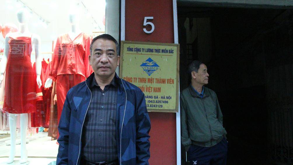 Ph&oacute; Chủ tịch UBND phường H&agrave;ng Bồ cho biết: "Việc kiểm tra, xử l&yacute; v&agrave; giải quyết đối với c&aacute;c vi phạm về trật tự giao th&ocirc;ng, đ&ocirc; thị, vệ sinh m&ocirc;i trường th&igrave; phường vẫn li&ecirc;n tục triển khai. Năm nay, phường lập nh&oacute;m tr&ecirc;n mạng x&atilde; hội để nhận phản &aacute;nh về việc vi phạm vỉa h&egrave;.