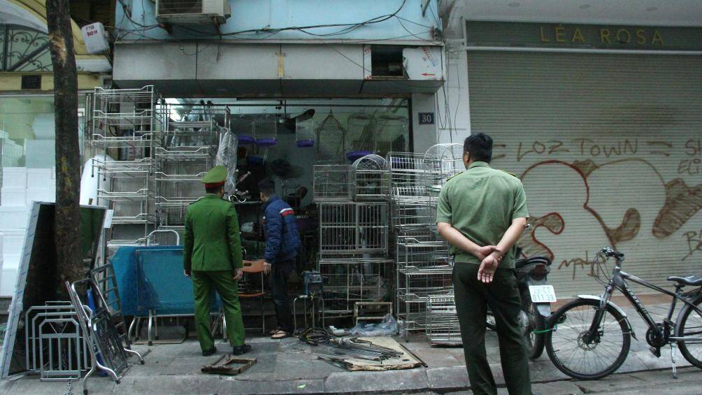 Theo ghi nhận của PV B&aacute;o Giao th&ocirc;ng, s&aacute;ng 1/3, c&aacute;c lực lượng chức năng đ&atilde; xử l&yacute; nhiều điểm chiếm dụng vỉa h&egrave; tr&aacute;i ph&eacute;p để l&agrave;m nơi kinh doanh, bu&ocirc;n b&aacute;n, tr&ocirc;ng giữ phương tiện tr&ecirc;n c&aacute;c tuyến phố L&atilde;n &Ocirc;ng, H&agrave;ng Vải, H&agrave;ng G&agrave;, B&aacute;t Sứ, H&agrave;ng Đồng...