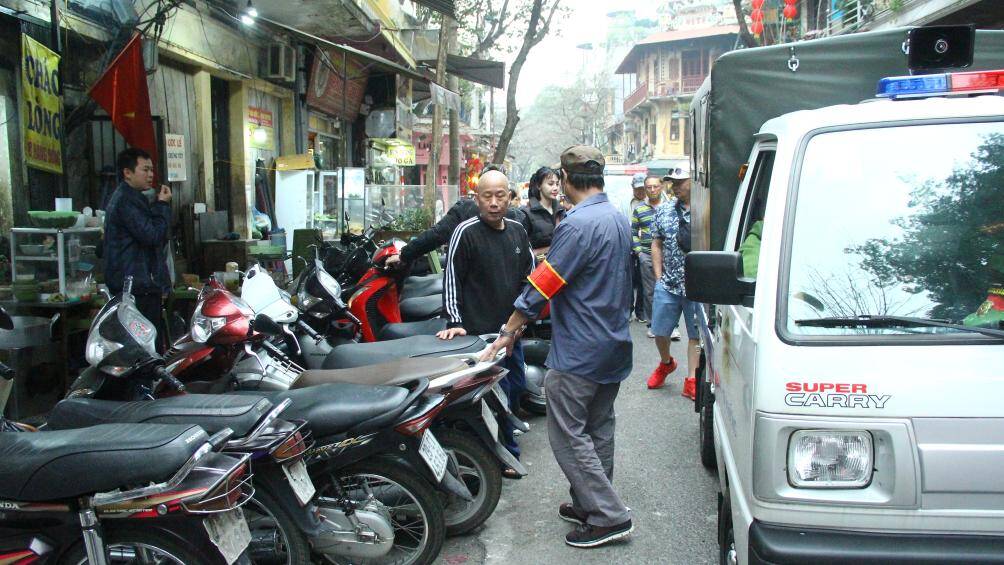 Qu&aacute; tr&igrave;nh triển khai trước khi ra qu&acirc;n xử l&yacute;, phường H&agrave;ng Bồ đ&atilde; tuy&ecirc;n truyền, nhắc nhở v&agrave; c&aacute;c hộ d&acirc;n cũng đ&atilde; cam kết kh&ocirc;ng vi phạm, lấn chiếm vỉa h&egrave;.