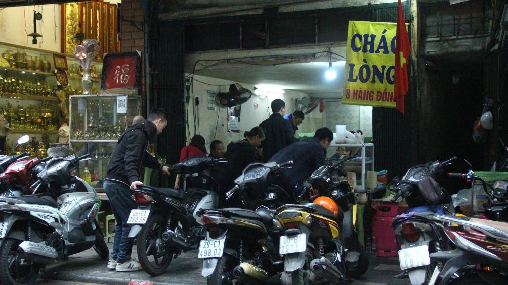 Qu&aacute;n Ch&aacute;o L&ograve;ng vừa bị lập bi&ecirc;n bản xử phạt, tuy nhi&ecirc;n lại tiếp tục c&oacute; h&agrave;nh vi để xe tr&agrave;n lan tr&ecirc;n vỉa h&egrave;.