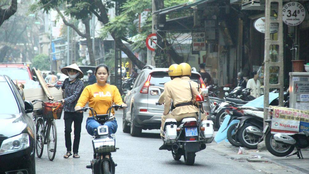 Ngo&agrave;i ra, lực lượng CSGT cũng thực hiện nhiệm vụ tuần tra, kiểm so&aacute;t dưới l&ograve;ng đường.