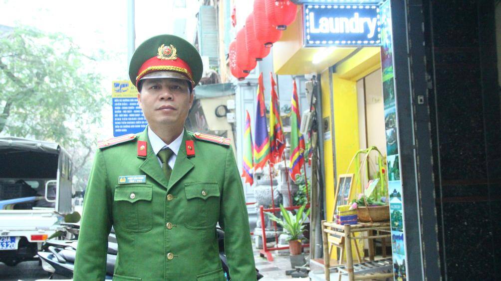 Trao đổi với PV B&aacute;o Giao th&ocirc;ng, Trung t&aacute; Nguỵ Văn S&aacute;ng, c&aacute;n bộ C&ocirc;ng an quận Ho&agrave;n Kiếm cho biết: "C&ocirc;ng an quận Ho&agrave;n Kiếm đ&atilde; cử lực lượng để hỗ trợ c&aacute;c phường trong việc xử l&yacute; vi phạm vỉa h&egrave;. Việc n&agrave;y đ&atilde; được thực hiện từ trước".