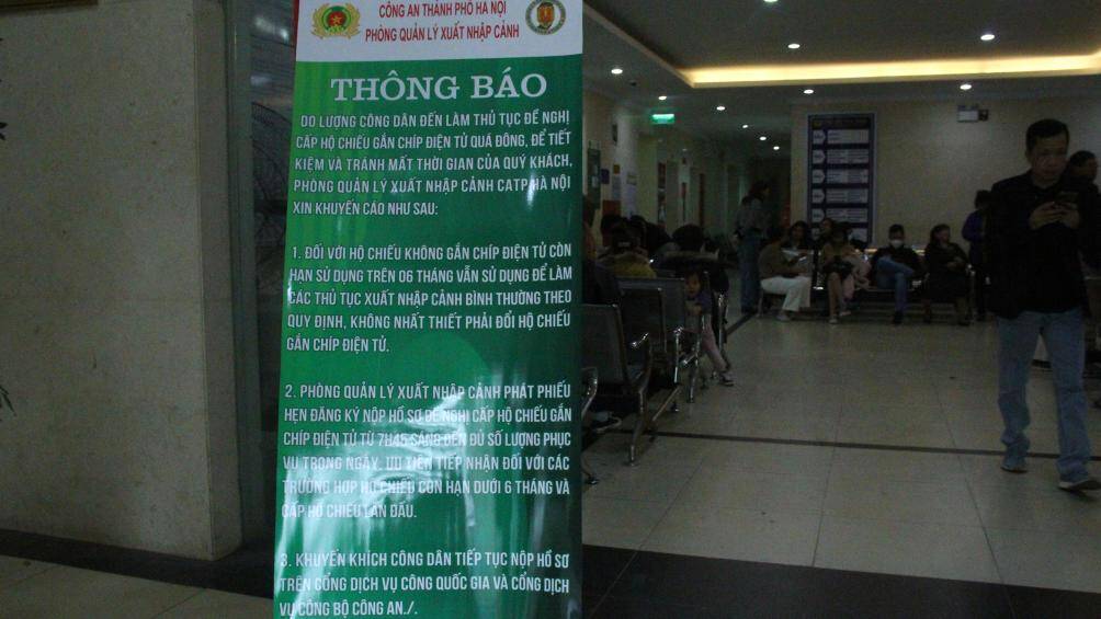 Đồng thời, c&oacute; khuyến c&aacute;o về việc đối với hộ chiếu kh&ocirc;ng gắn chip c&ograve;n thời hạn sử dụng tr&ecirc;n 6 th&aacute;ng th&igrave; vẫn c&oacute; thể sử dụng l&agrave;m thủ tục xuất nhập cảnh v&agrave; kh&ocirc;ng nhất thiết phải đổi sang mẫu mới. Mục đ&iacute;ch để giảm tải lượng người d&acirc;n dồn đến l&agrave;m hộ chiếu những ng&agrave;y đầu.