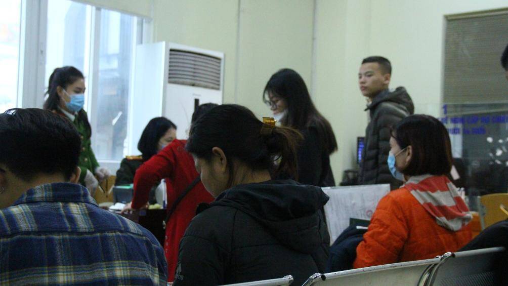 Tại khu vực tiếp nhận hồ sơ, h&agrave;ng chục c&aacute;n bộ, chiến sĩ vẫn li&ecirc;n tục gọi t&ecirc;n từng người một để tiến h&agrave;nh l&agrave;m c&aacute;c bước thủ tục đăng k&yacute; cấp hộ chiếu gắn chip.