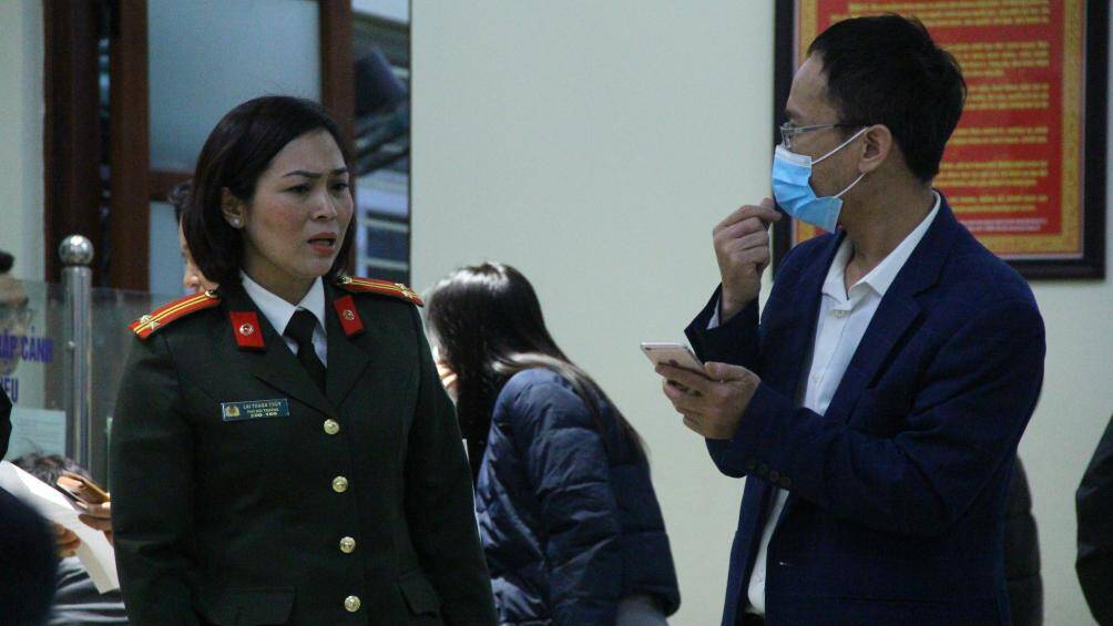 Theo th&ocirc;ng tin từ Bộ C&ocirc;ng an, hộ chiếu gắn chip điện tử c&ograve;n c&oacute; khả năng lưu trữ c&aacute;c th&ocirc;ng tin sinh trắc học của con người như v&acirc;n tay, khu&ocirc;n mặt, nh&oacute;m m&aacute;u&hellip; Do đ&oacute;, hộ chiếu gắn chip điện tử c&oacute; t&iacute;nh bảo mật th&ocirc;ng tin cao.