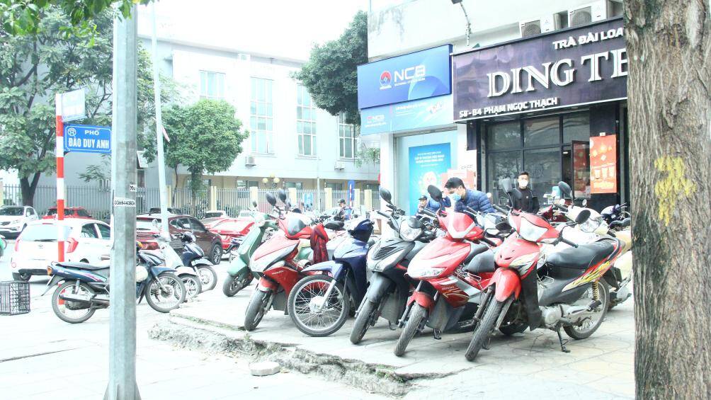 Khi người d&acirc;n đến Ph&ograve;ng Quản l&yacute; xuất nhập cảnh, C&ocirc;ng an TP H&agrave; Nội th&igrave; được một người bảo vệ hướng dẫn gửi xe ở vỉa h&egrave; (ph&iacute;a đối diện) với mức gi&aacute; 10.000 đồng/lượt xe m&aacute;y.