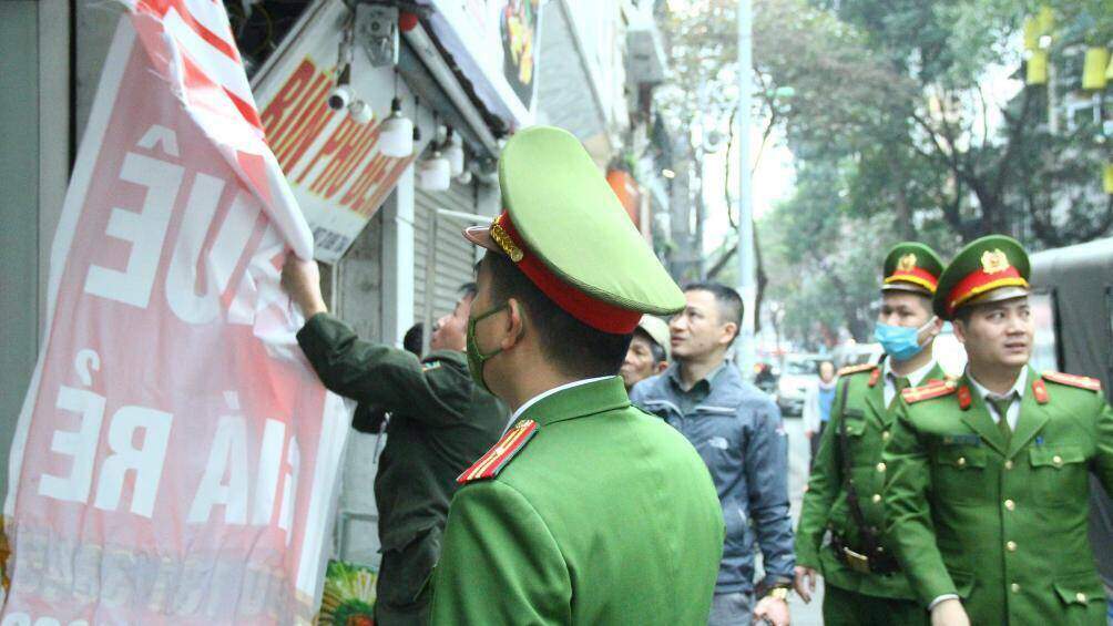 Thực hiện kế hoạch của Ban Chỉ đạo 197 TP H&agrave; Nội, những ng&agrave;y n&agrave;y, c&aacute;c quận, huyện, phường, x&atilde; tr&ecirc;n địa b&agrave;n đang đồng loạt ra qu&acirc;n xử l&yacute; vi phạm vỉa h&egrave; với phương ch&acirc;m "gi&agrave;nh lại vỉa h&egrave; phong quang, sạch đẹp cho người đi bộ".