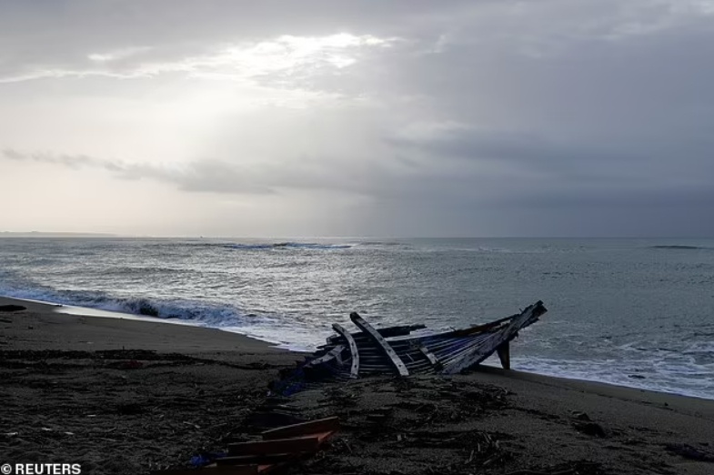 Một số người sống s&oacute;t cho biết con t&agrave;u khởi h&agrave;nh từ th&agrave;nh phố Izmir, Thổ Nhĩ Kỳ ng&agrave;y 23/2, chở theo người di cư từ Afghanistan, Iran, Pakistan, Somalia v&agrave; Syria. Do t&agrave;u chở qu&aacute; tải, một số người phải ngồi dưới boong t&agrave;u v&agrave; bị kh&oacute; thở. Ảnh - Reuters