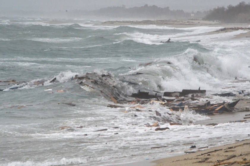 Cảnh s&aacute;t Italy đ&atilde; bắt 3 người đ&agrave;n &ocirc;ng, gồm 1 người mang quốc tịch Pakistan v&agrave; 2 người Thổ Nhĩ Kỳ bị t&igrave;nh nghi li&ecirc;n quan đến nh&oacute;m bu&ocirc;n người thực hiện h&agrave;nh tr&igrave;nh tr&ecirc;n. C&aacute;c c&ocirc;ng tố vi&ecirc;n Italy cho biết những kẻ bu&ocirc;n người đ&atilde; thu mỗi nạn nh&acirc;n khoản ph&iacute; l&ecirc;n tới 8.000 bảng Anh. Ảnh - Reuters