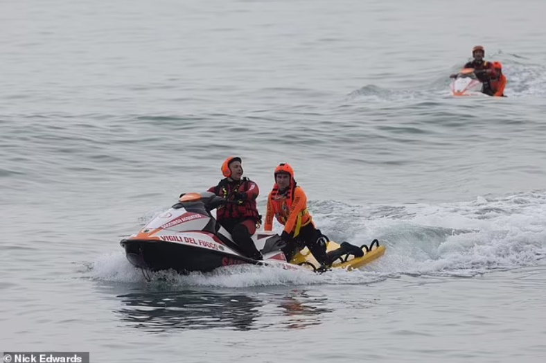 Thời điểm đ&oacute;, giới chức Italy cho biết đ&atilde; điều 2 t&agrave;u tuần tra để tiếp cận con t&agrave;u nhưng đ&atilde; buộc phải quay về cảng do thời tiết xấu. Tới 4h30 ng&agrave;y 26/2 (giờ địa phương), lực lượng tuần duy&ecirc;n Italy nhận được b&aacute;o c&aacute;o t&agrave;u gặp sự cố nguy cấp khi chỉ c&ograve;n v&agrave;i ph&uacute;t nữa l&agrave; đến bờ biển nước n&agrave;y. Sau đ&oacute;, cơ quan chức năng Italy đ&atilde; khẩn trương tiến h&agrave;nh c&ocirc;ng t&aacute;c t&igrave;m kiếm cứu hộ. Ảnh - Reuters