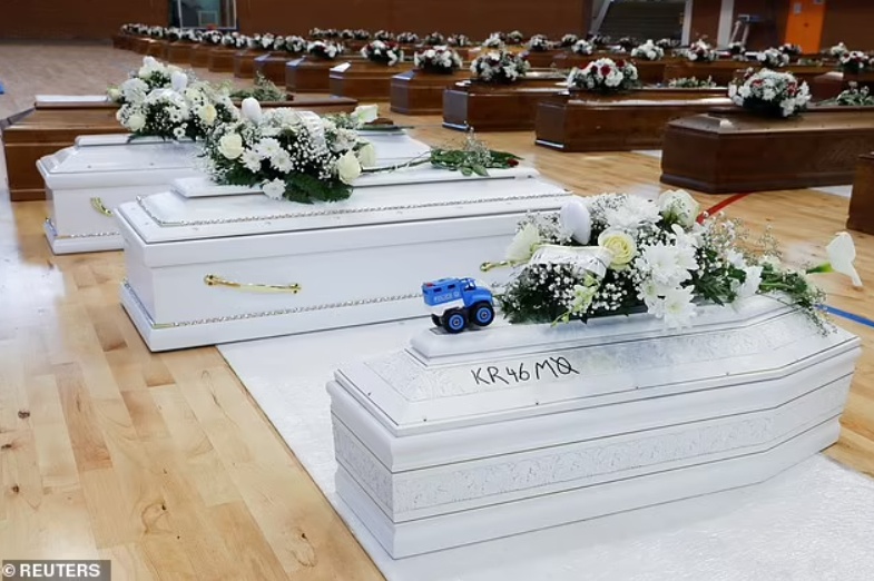 Trước đ&oacute;, những chiếc quan t&agrave;i được mở nắp để th&acirc;n nh&acirc;n c&aacute;c nạn nh&acirc;n c&oacute; thể nhận dạng người th&acirc;n. Một số người đ&atilde; phải bay từ Đức, &Aacute;o để gặp mặt người th&acirc;n lần cuối. Ảnh - Reuters