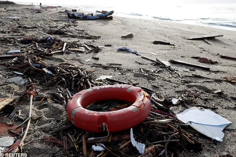 Trong nhiều ng&agrave;y qua, thi thể, đồ đạc c&aacute; nh&acirc;n của c&aacute;c nạn nh&acirc;n, mảnh vỡ t&agrave;u dạt l&ecirc;n bờ biển ph&iacute;a Đ&ocirc;ng v&ugrave;ng Calabria, Italy. 
Ảnh - Reuters