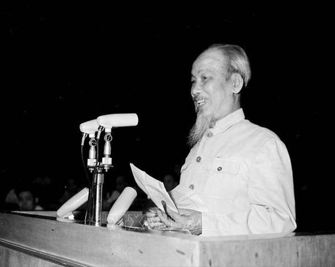 Chủ tịch Hồ Ch&iacute; Minh (1890 - 1969) l&agrave; l&atilde;nh tụ được h&agrave;ng triệu người ngưỡng mộ v&agrave; y&ecirc;u qu&yacute;. Người l&agrave; Chủ tịch Ch&iacute;nh phủ l&acirc;m thời, Bộ trưởng Ngoại giao từ ng&agrave;y 2/9/1945. Từ năm 1946 - 1969, Người l&agrave; Chủ tịch nước Việt Nam D&acirc;n chủ Cộng h&ograve;a, Chủ tịch Ban Chấp h&agrave;nh Trung ương Đảng Lao động Việt Nam trong thời gian từ năm 1951 - 1969, Chủ tịch Đảng -Tổng B&iacute; thư trong thời gian từ năm 1956 - 1960.