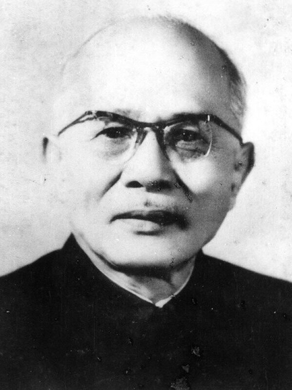 Chủ tịch T&ocirc;n Đức Thắng (1888-1980) c&oacute; b&iacute; danh Thoại Sơn, từng được gọi l&agrave; B&aacute;c T&ocirc;n, l&agrave; Chủ tịch nước thứ hai v&agrave; cuối c&ugrave;ng của Việt Nam D&acirc;n chủ Cộng h&ograve;a. &Ocirc;ng l&agrave; Chủ tịch nước đầu ti&ecirc;n của Cộng h&ograve;a X&atilde; hội Chủ nghĩa Việt Nam nhiệm kỳ 1969 - 1980.