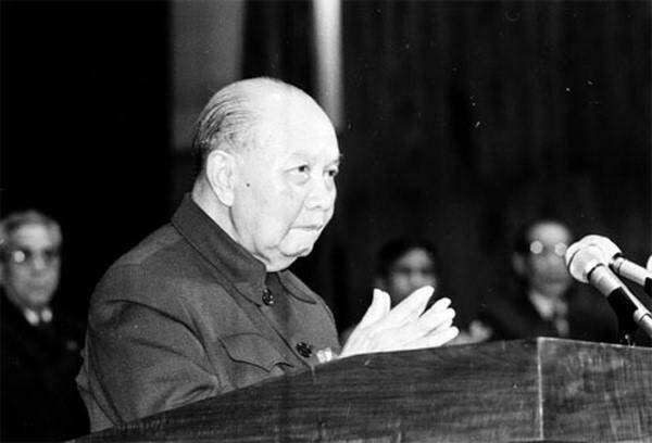 &Ocirc;ng Trường Chinh (1907 - 1988) đ&atilde; giữ c&aacute;c chức vụ quan trọng trong hệ thống ch&iacute;nh trị của Việt Nam bao gồm: Tổng B&iacute; thư của Đảng Cộng sản Việt Nam, Chủ tịch Hội đồng Nh&agrave; nước, Hội đồng Quốc ph&ograve;ng (tương đương với Chủ tịch nước b&acirc;y giờ) nhiệm kỳ 1981-1987.