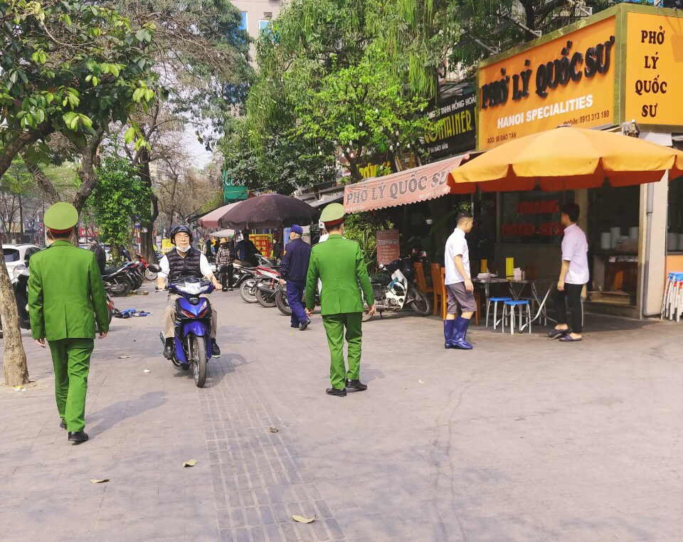 L&atilde;nh đạo C&ocirc;ng an phường Cống Vị (quận Ba Đ&igrave;nh) cho biết, hiện nay lực lượng c&ocirc;ng an phường n&agrave;y đang t&iacute;ch cực triển khai xử l&yacute; những vi phạm về trật tự vỉa h&egrave;.
