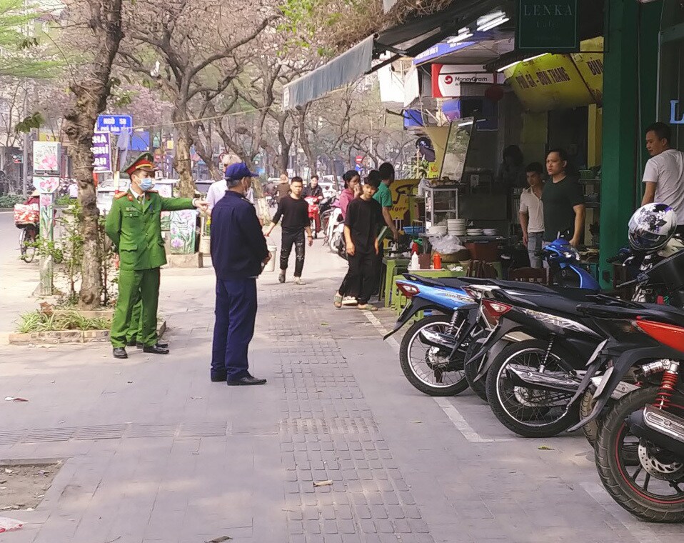 "Ch&uacute;ng t&ocirc;i đ&atilde; v&agrave; đang t&iacute;ch cực ra qu&acirc;n xử l&yacute; những vi phạm để trả lại đường th&ocirc;ng, h&egrave; tho&aacute;ng", vị l&atilde;nh đạo phường Cống Vị cho hay.