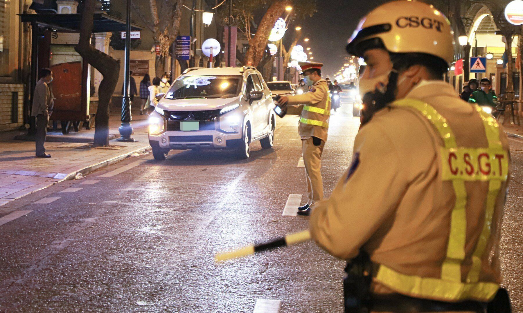 Tối 2/3, tại n&uacute;t giao phố Tr&agrave;ng Thi - Qu&aacute;n Sứ (quận Ho&agrave;n Kiếm), Đội CSGT số 1  (C&ocirc;ng an TP H&agrave; Nội) đ&atilde; lập chốt kiểm tra vi phạm nồng độ cồn với những phương tiện di chuyển qua.