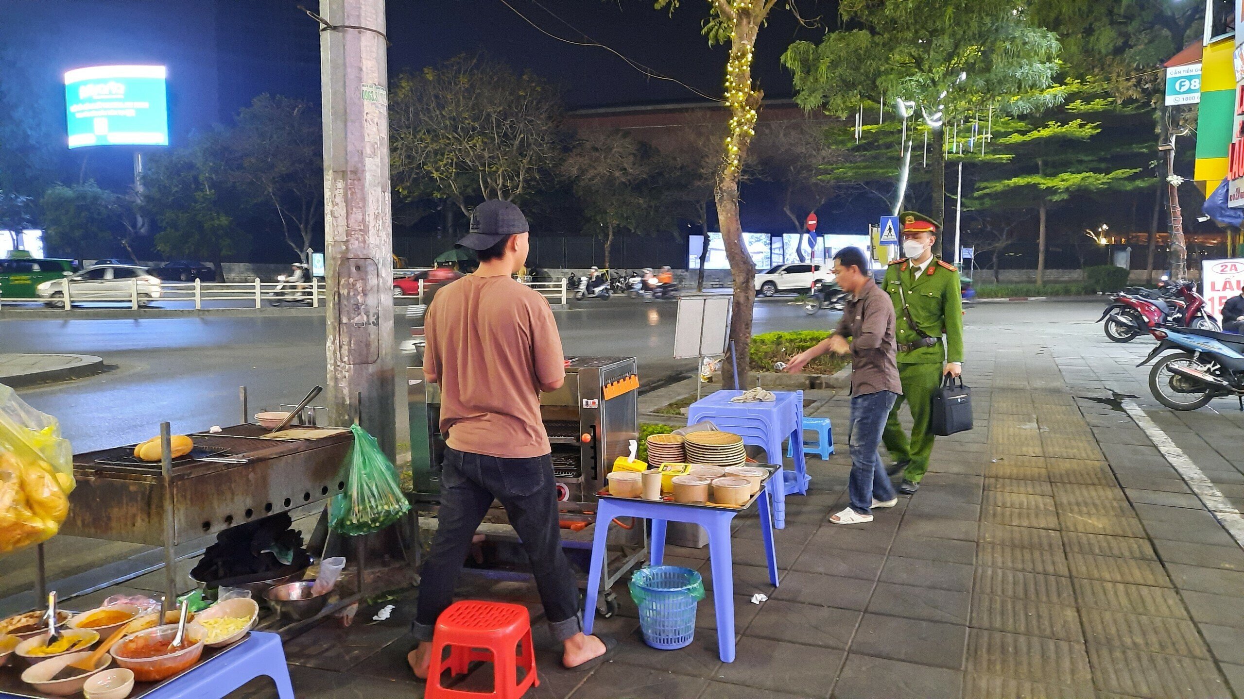 Tối 3/3, theo ch&acirc;n Tổ c&ocirc;ng t&aacute;c của c&ocirc;ng an phường Quan Hoa v&agrave; phường Dịch Vọng (quận Cầu Giấy, TP H&agrave; Nội) xử l&yacute;, nhắc nhở h&agrave;nh vi lấn chiếm vỉa h&egrave;, PV nhận thấy, những ng&agrave;y n&agrave;y, hầu hết chủ cửa h&agrave;ng đều kh&ocirc;ng để b&agrave;n, ghế ra vỉa h&egrave;.