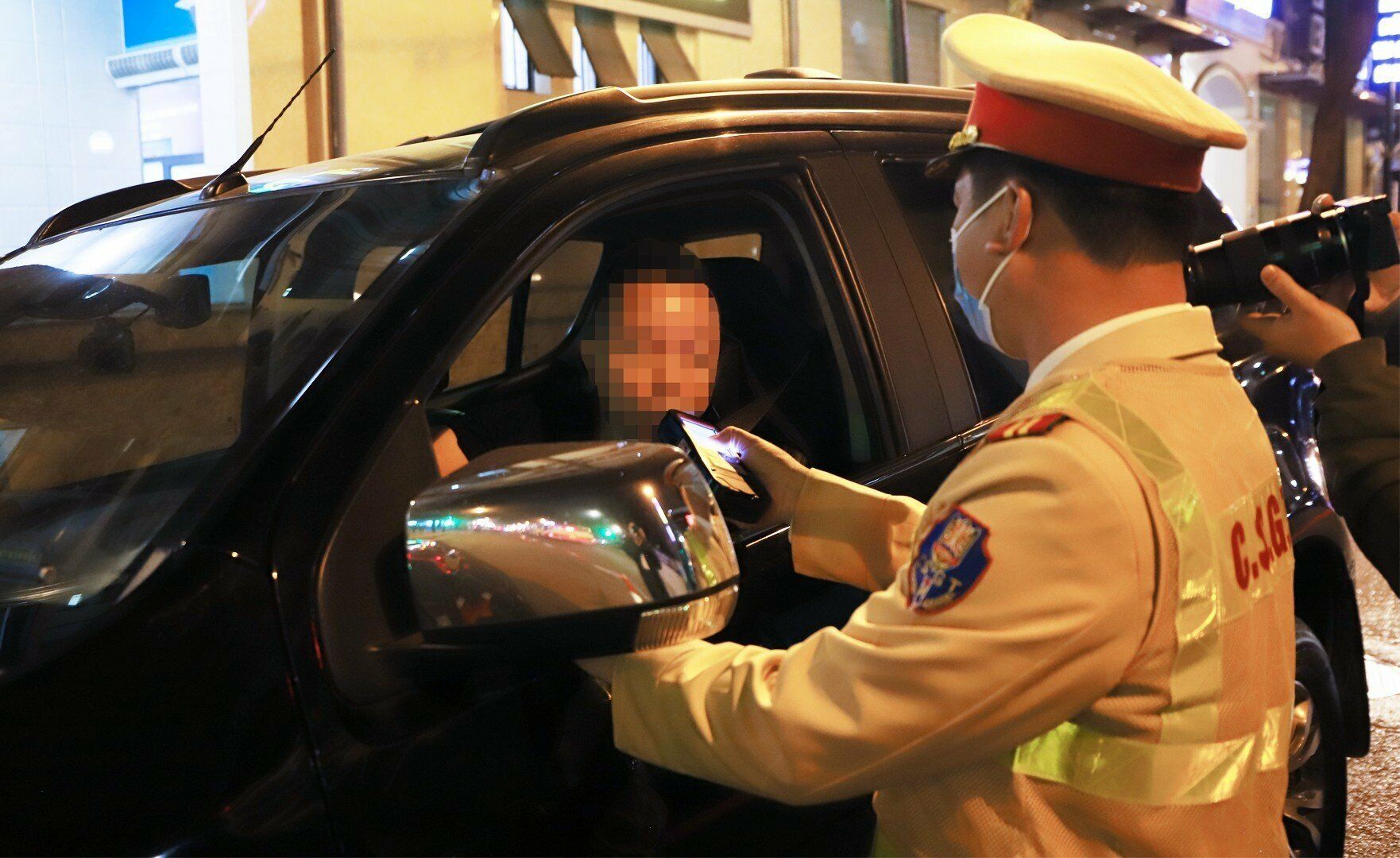 Trước kia, một ca c&ocirc;ng t&aacute;c c&oacute; thể ph&aacute;t hiện 6-7 t&agrave;i xế vi phạm nồng độ cồn nhưng nay chỉ c&ograve;n 1-2 vi phạm, thậm ch&iacute; c&oacute; ca kh&ocirc;ng c&oacute; vi phạm n&agrave;o. C&ugrave;ng với đ&oacute;, văn ho&aacute; của người d&acirc;n khi gặp chốt kiểm tra nồng độ cồn cũng chấp h&agrave;nh tốt, kh&ocirc;ng như thời gian đầu.