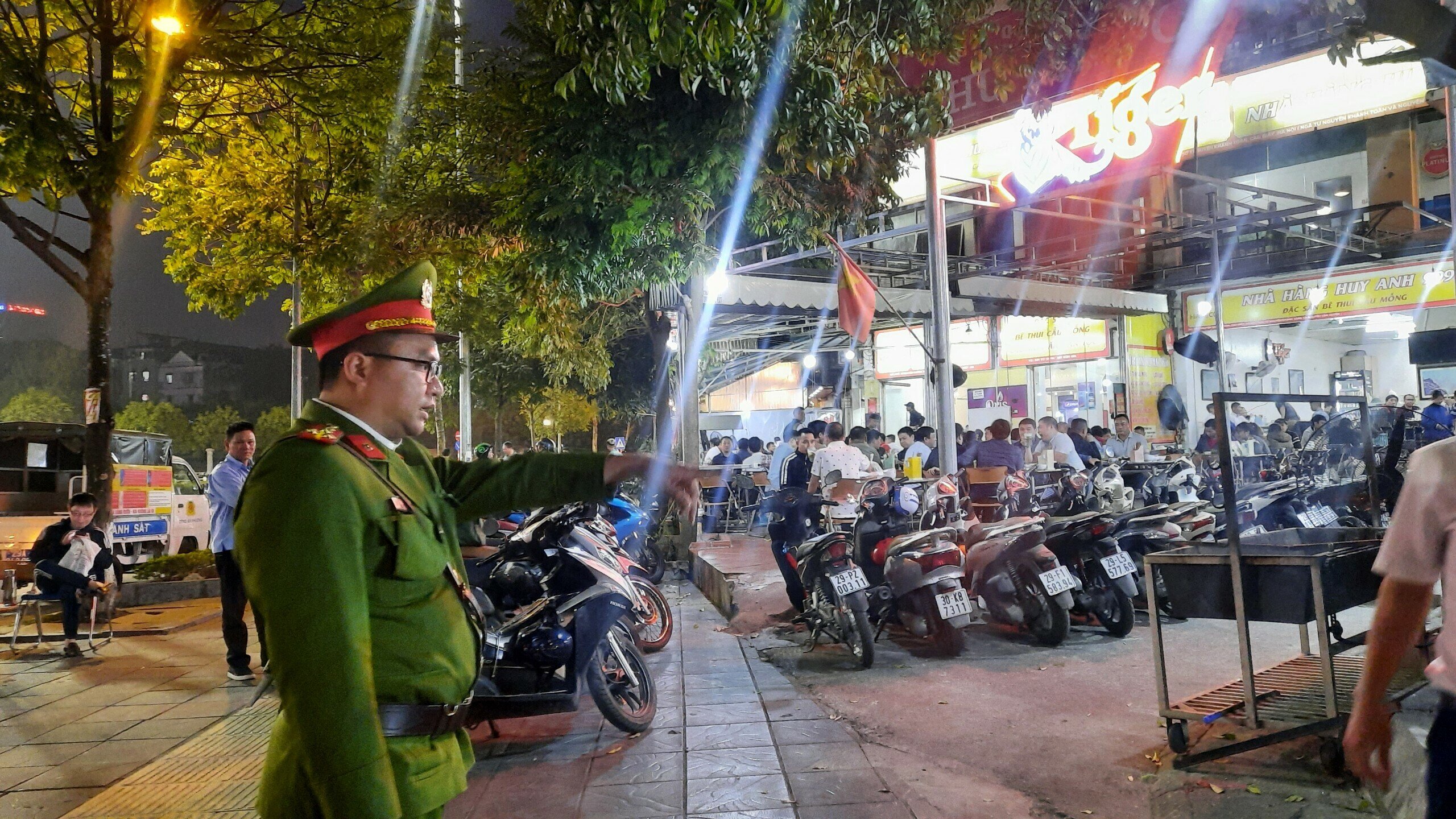 Những chiếc xe m&aacute;y của kh&aacute;ch h&agrave;ng để kh&ocirc;ng đ&uacute;ng quy định tr&ecirc;n vỉa h&egrave; cũng được y&ecirc;u cầu để đ&uacute;ng nơi quy định.