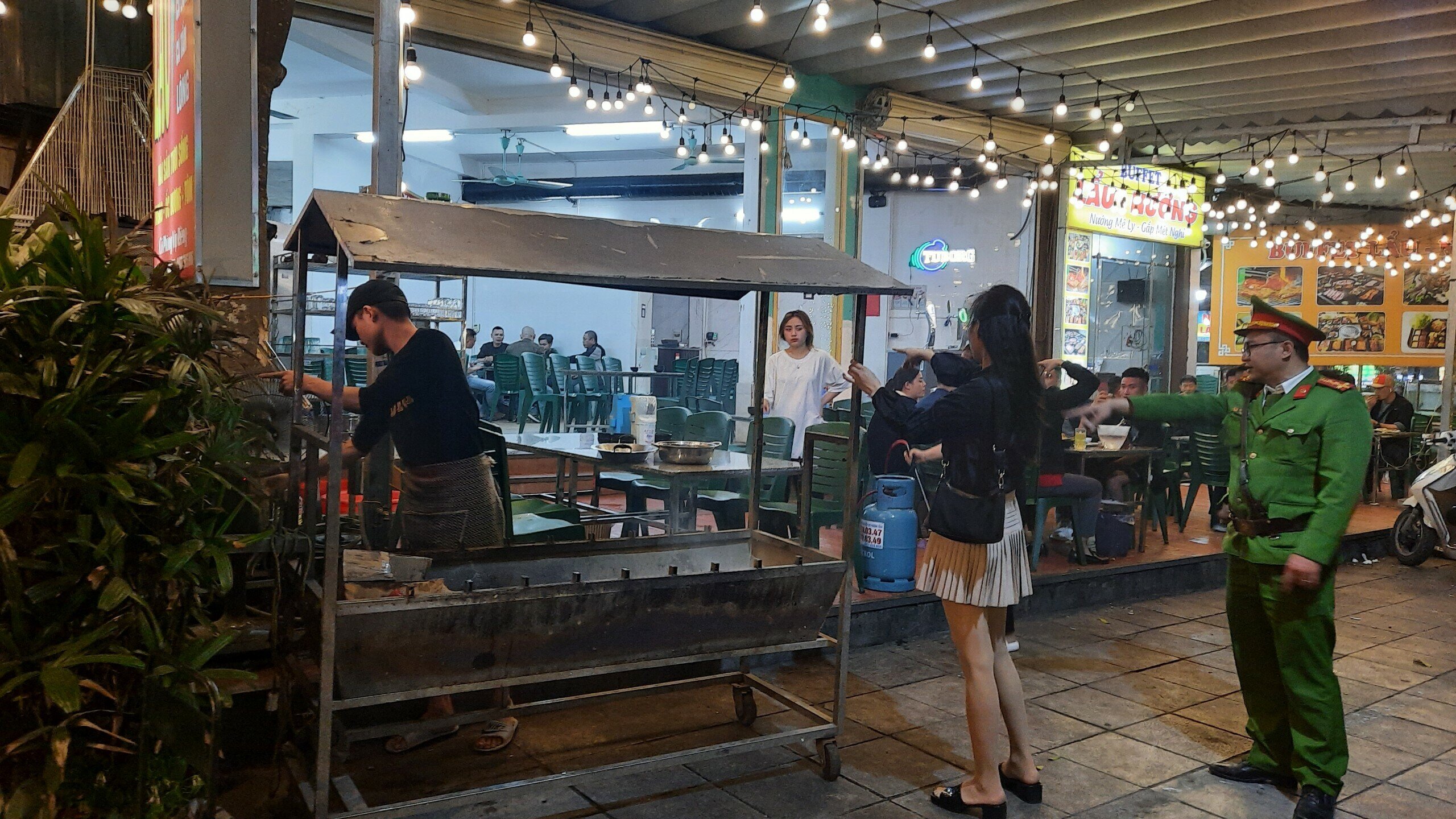 Chị T. - một chủ qu&aacute;n bia tr&ecirc;n phố Nguyễn Văn Huy&ecirc;n cho biết, từ khi CSGT xử l&yacute; nghi&ecirc;m nồng độ cồn, qu&aacute;n của chị vắng kh&aacute;ch hơn. Do đ&oacute;, l&acirc;u nay chị cũng kh&ocirc;ng b&agrave;y b&agrave;n ghế ra vỉa h&egrave; để kh&aacute;ch ngồi nữa.