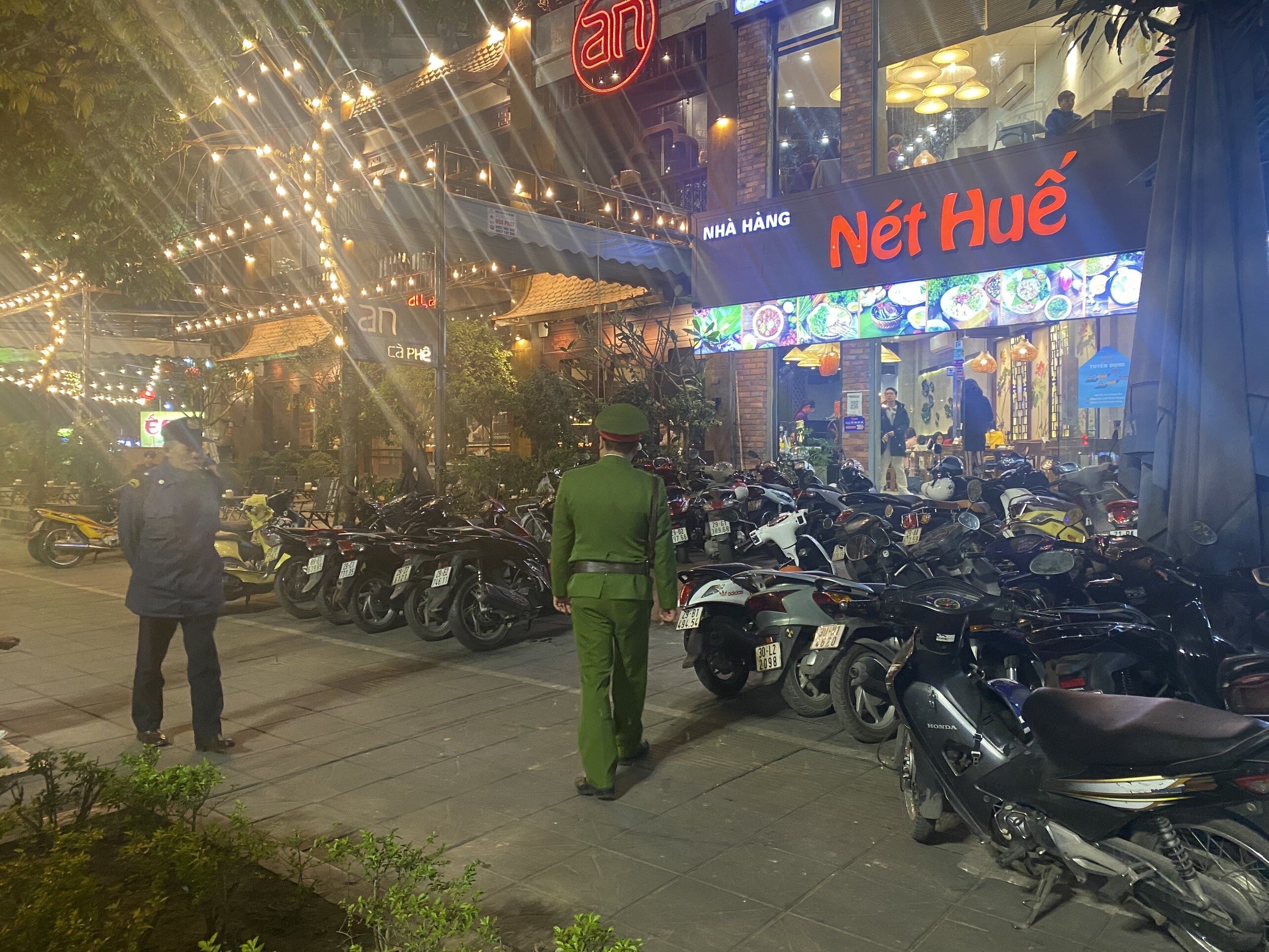 Trung t&aacute; Trương Quốc Ch&iacute;nh, Ph&oacute; trưởng C&ocirc;ng an phường Dịch Vọng cho hay, khi được vận động, tuy&ecirc;n truyền, c&aacute;c chủ cửa h&agrave;ng kinh doanh đ&atilde; cam kết v&agrave; chấp h&agrave;nh kh&ocirc;ng lấn chiếm vỉa h&egrave; để kinh doanh.