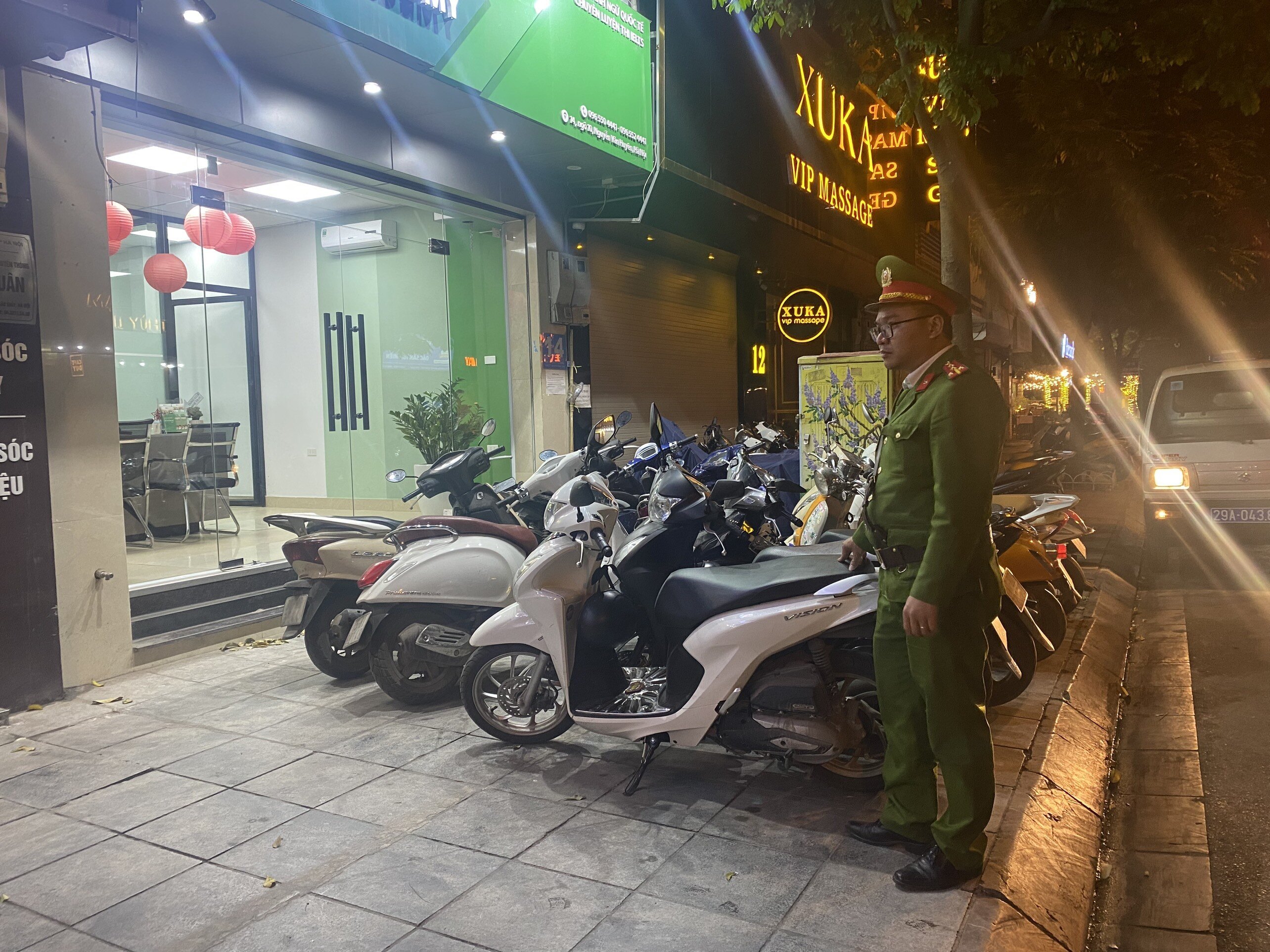 "Nếu hộ kinh doanh n&agrave;o đ&atilde; được vận động, tuy&ecirc;n truyền, nhắc nhở nhưng vẫn cố t&igrave;nh vi phạm th&igrave; ch&uacute;ng t&ocirc;i ki&ecirc;n quyết xử l&yacute; nghi&ecirc;m. Ch&uacute;ng t&ocirc;i cũng tham mưu với c&aacute;c cấp tước giấy ph&eacute;p kinh doanh của những hộ cố t&igrave;nh t&aacute;i phạm nhiều lần", Trung t&aacute; Trương Quốc Ch&iacute;nh cho hay.