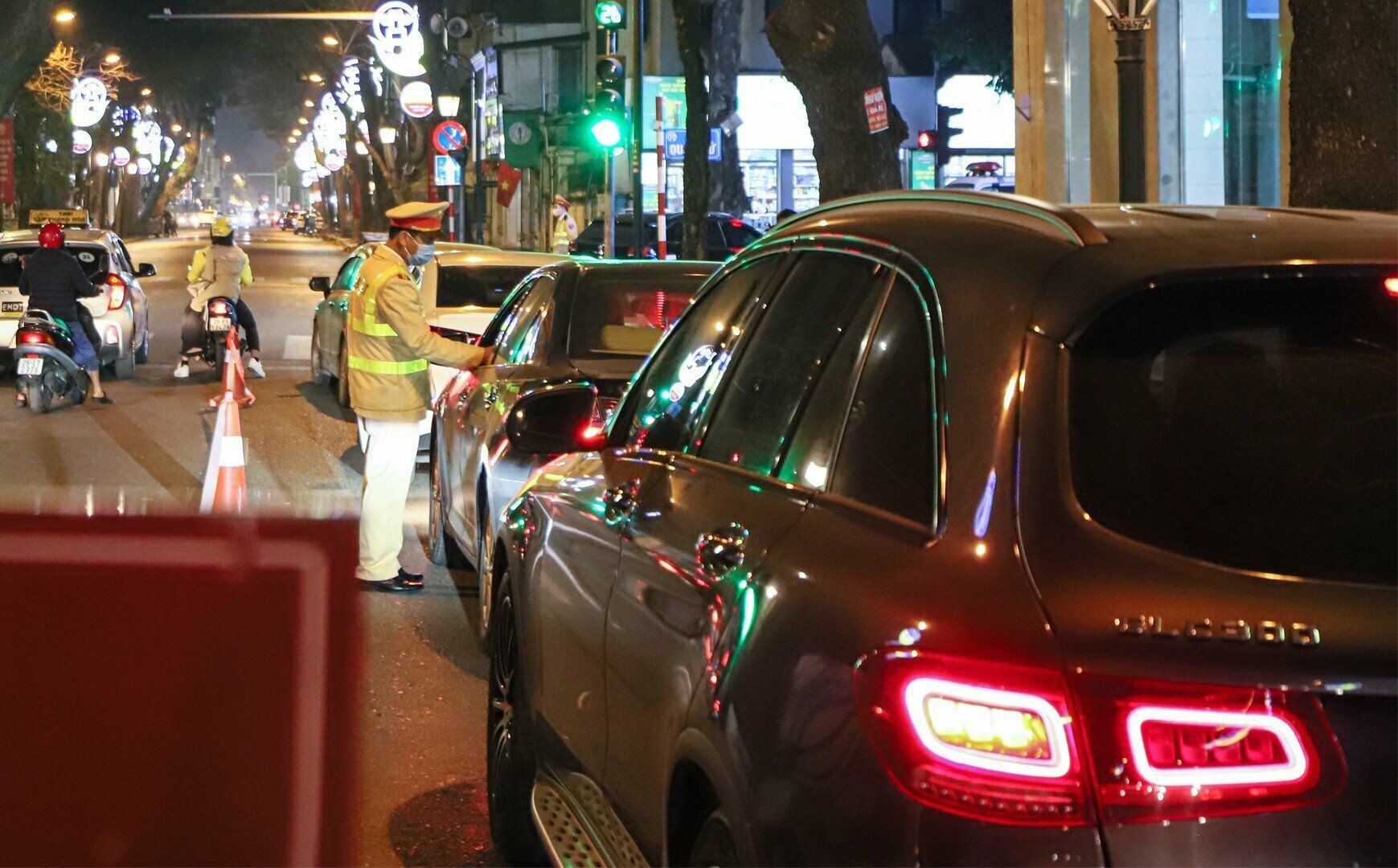 Ghi nhận của PV B&aacute;o Giao th&ocirc;ng cho thấy, chỉ trong hơn 3 tiếng l&agrave;m việc, Tổ c&ocirc;ng t&aacute;c đ&atilde; kiểm tra hơn 300 &ocirc; t&ocirc; tr&ecirc;n phố.