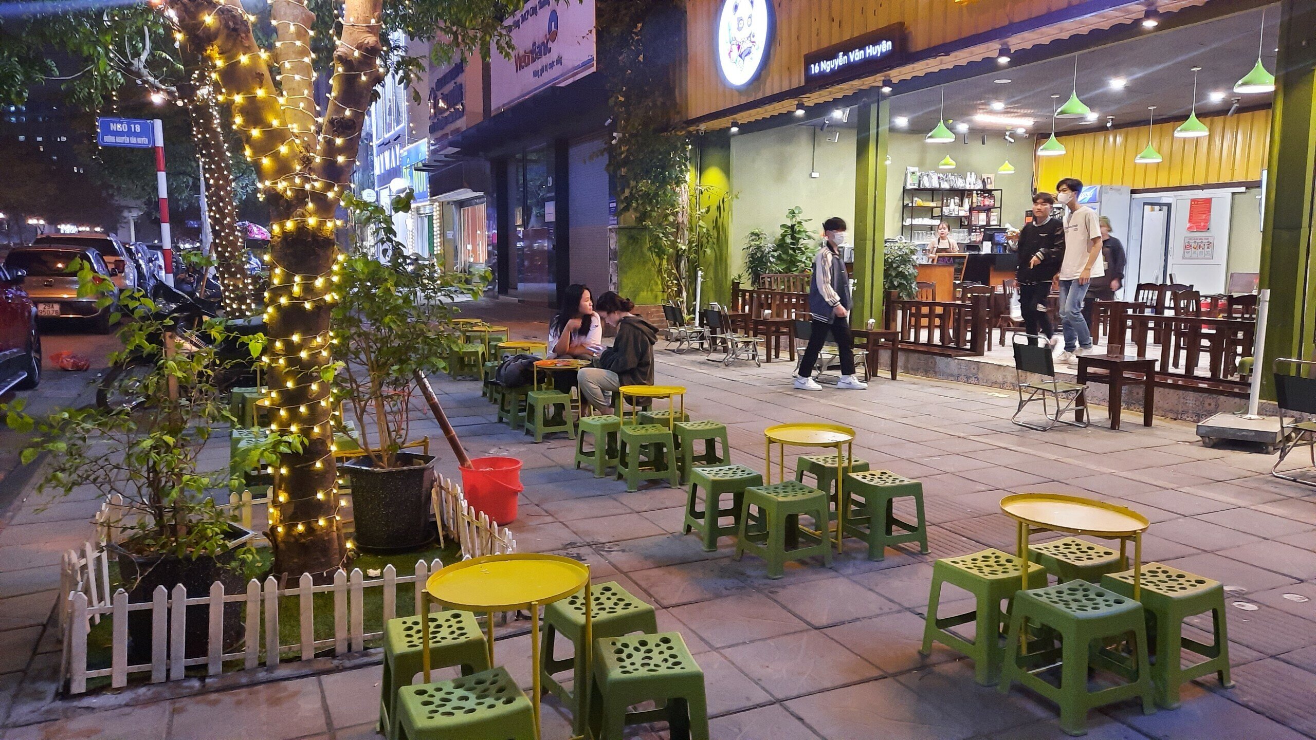 Tuy nhi&ecirc;n, một số cửa h&agrave;ng khi kh&ocirc;ng c&oacute; lực lượng chức năng đi tuần tra, kiểm so&aacute;t vẫn l&eacute;n l&uacute;t b&agrave;y b&agrave;n ghế, đồ kinh doanh ra vỉa h&egrave;.