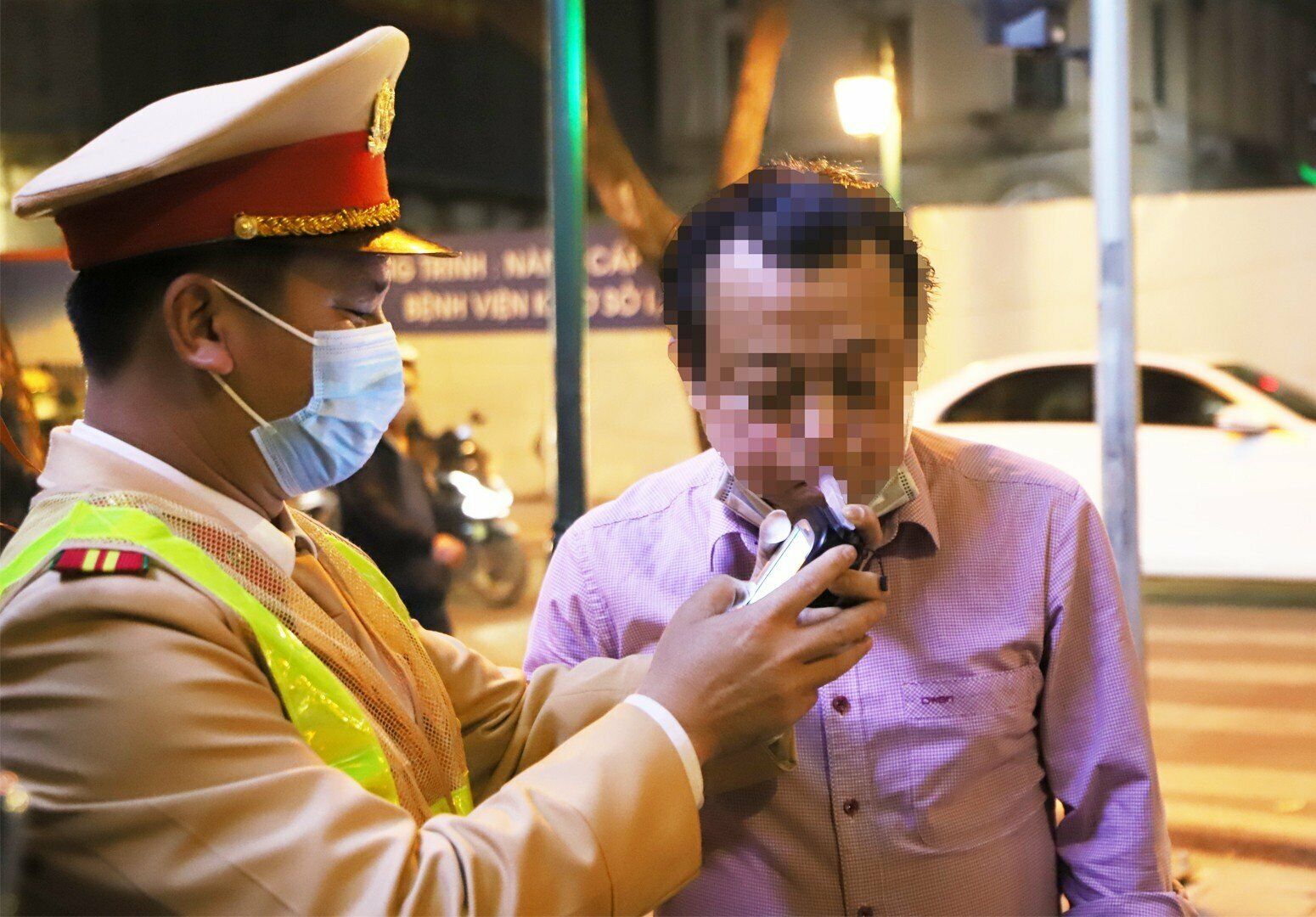 Khoảng 20h50, Tổ c&ocirc;ng t&aacute;c ph&aacute;t hiện nam t&agrave;i xế điều khiển xe &ocirc; t&ocirc; mang BKS 30G-694.XX l&agrave; &ocirc;ng N.Q.A (66 tuổi, tr&uacute; tại T&acirc;y Hồ, H&agrave; Nội) vi phạm nồng độ cồn ở mức 0.156 miligam/l&iacute;t kh&iacute; thở.