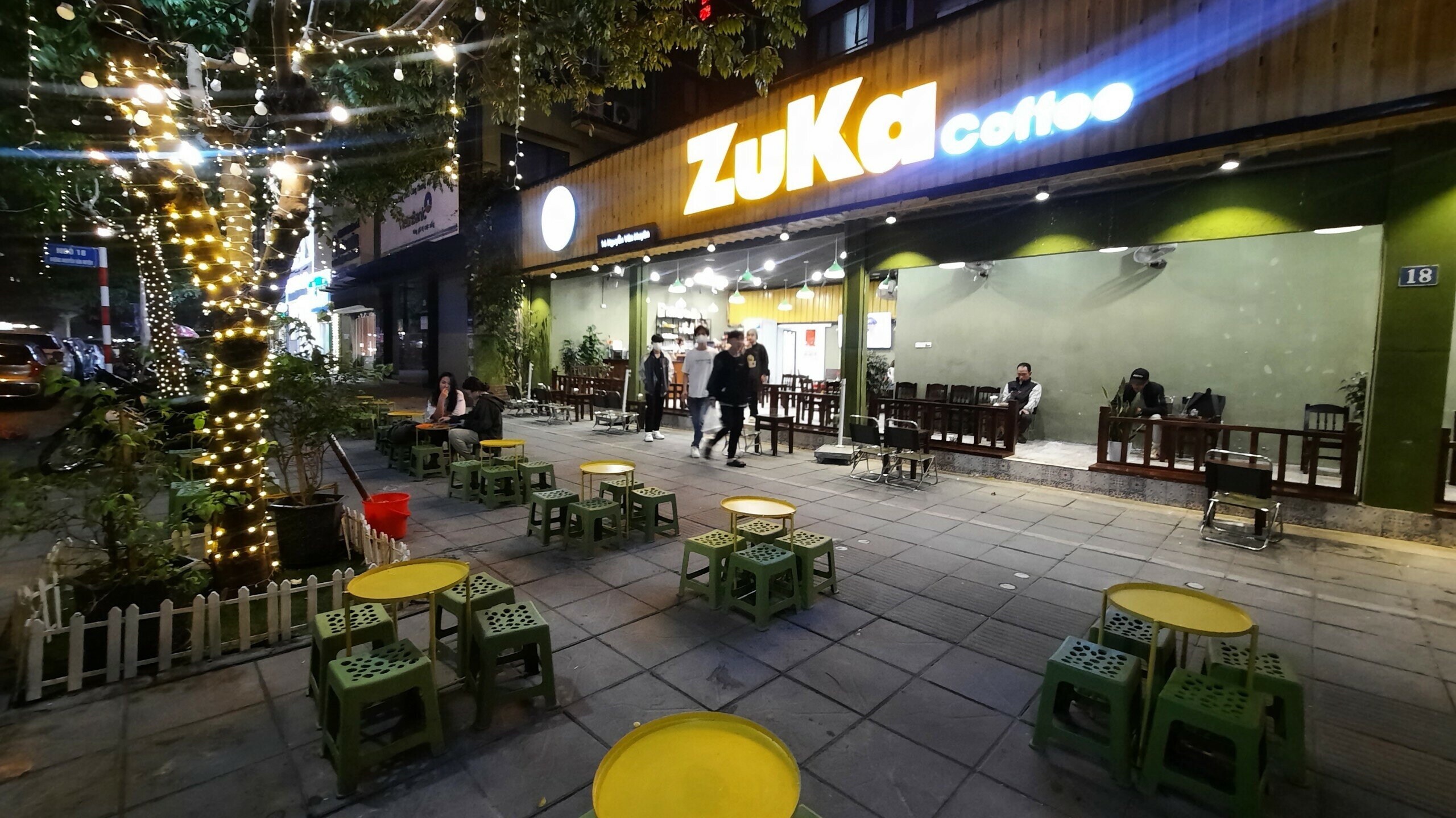 Cụ thể, tại đường Nguyễn Văn Huy&ecirc;n, một qu&aacute;n nước mang t&ecirc;n ZuKa trước khi lực lượng c&ocirc;ng an đến th&igrave; vẫn b&agrave;y đầy b&agrave;n ghế ra vỉa h&egrave;.