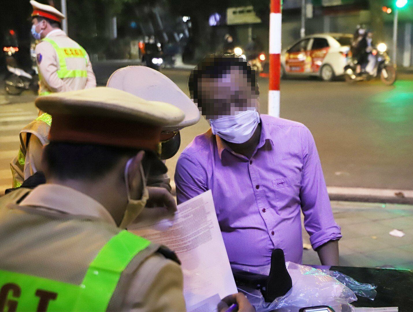 Sau khi biết m&igrave;nh vi phạm, t&agrave;i xế n&agrave;y đ&atilde; ngỏ &yacute; được "giải quyết nhanh" v&agrave; nộp phạt tại chỗ, nhưng Tổ c&ocirc;ng t&aacute;c giải th&iacute;ch vi phạm nồng độ cồn phải tạm giữ phương tiện, tước GPLX, kh&ocirc;ng nộp phạt tại chỗ được.