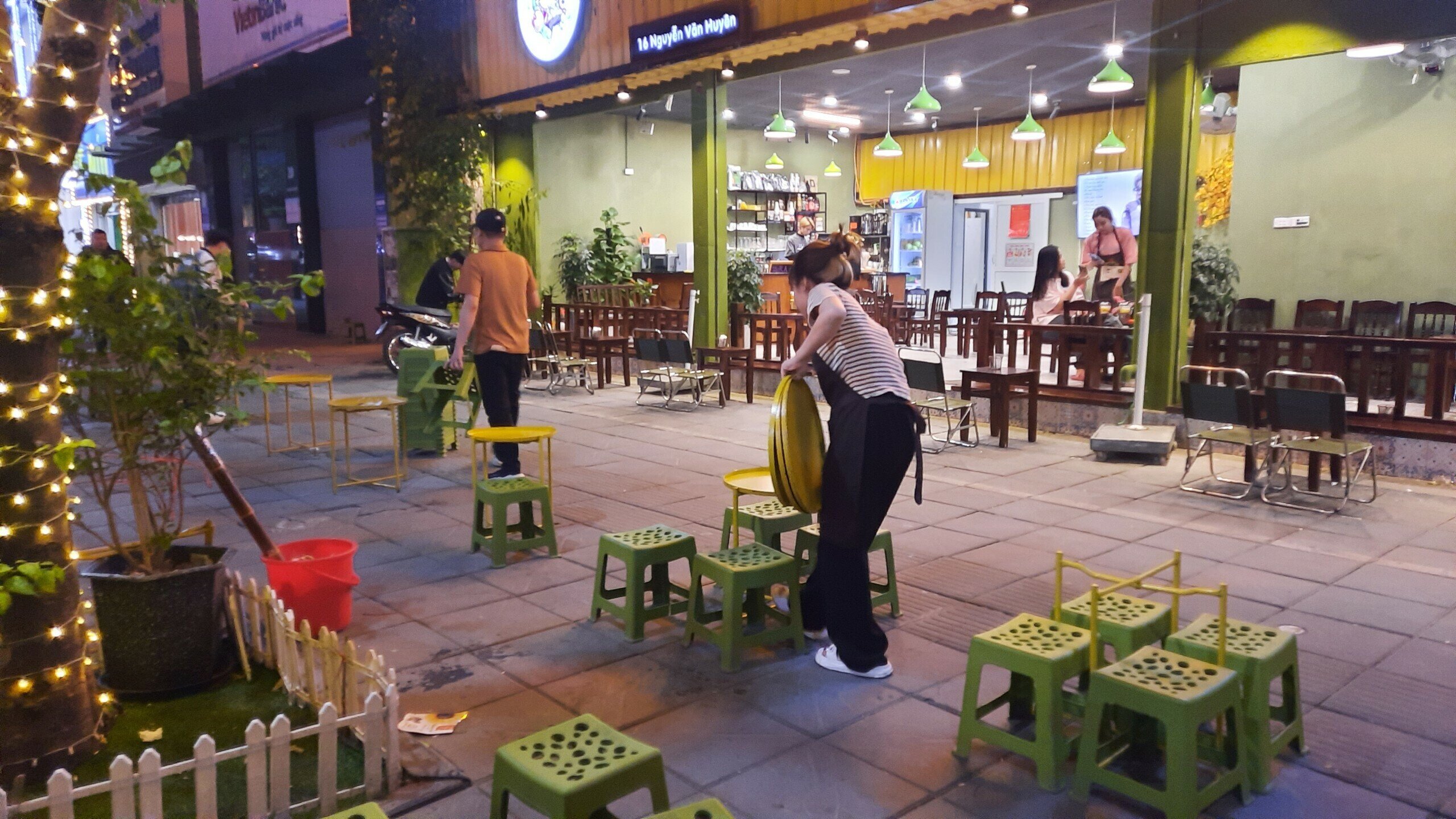 Sau khi lực lượng c&ocirc;ng an đến th&igrave; nh&acirc;n vi&ecirc;n qu&aacute;n n&agrave;y đ&atilde; nhanh ch&oacute;ng b&ecirc; b&agrave;n ghế chạy v&agrave;o trong nh&agrave;.