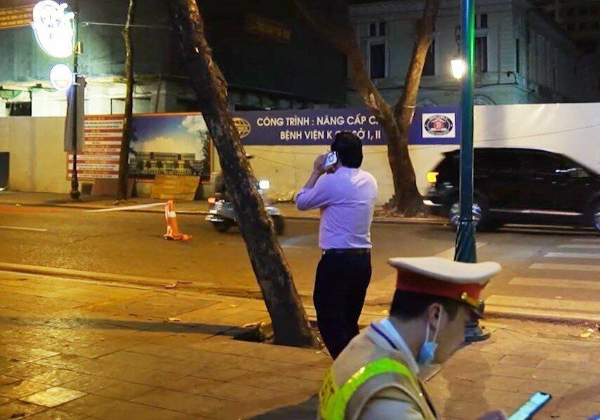 Thấy vậy, t&agrave;i xế n&agrave;y li&ecirc;n tục gọi điện thoại cho người th&acirc;n để t&igrave;m c&aacute;ch bỏ qua vi phạm. Nhưng lời đề nghị n&agrave;y tiếp tục bị từ chối v&igrave; kh&ocirc;ng đ&uacute;ng theo quy định của ph&aacute;p luật.