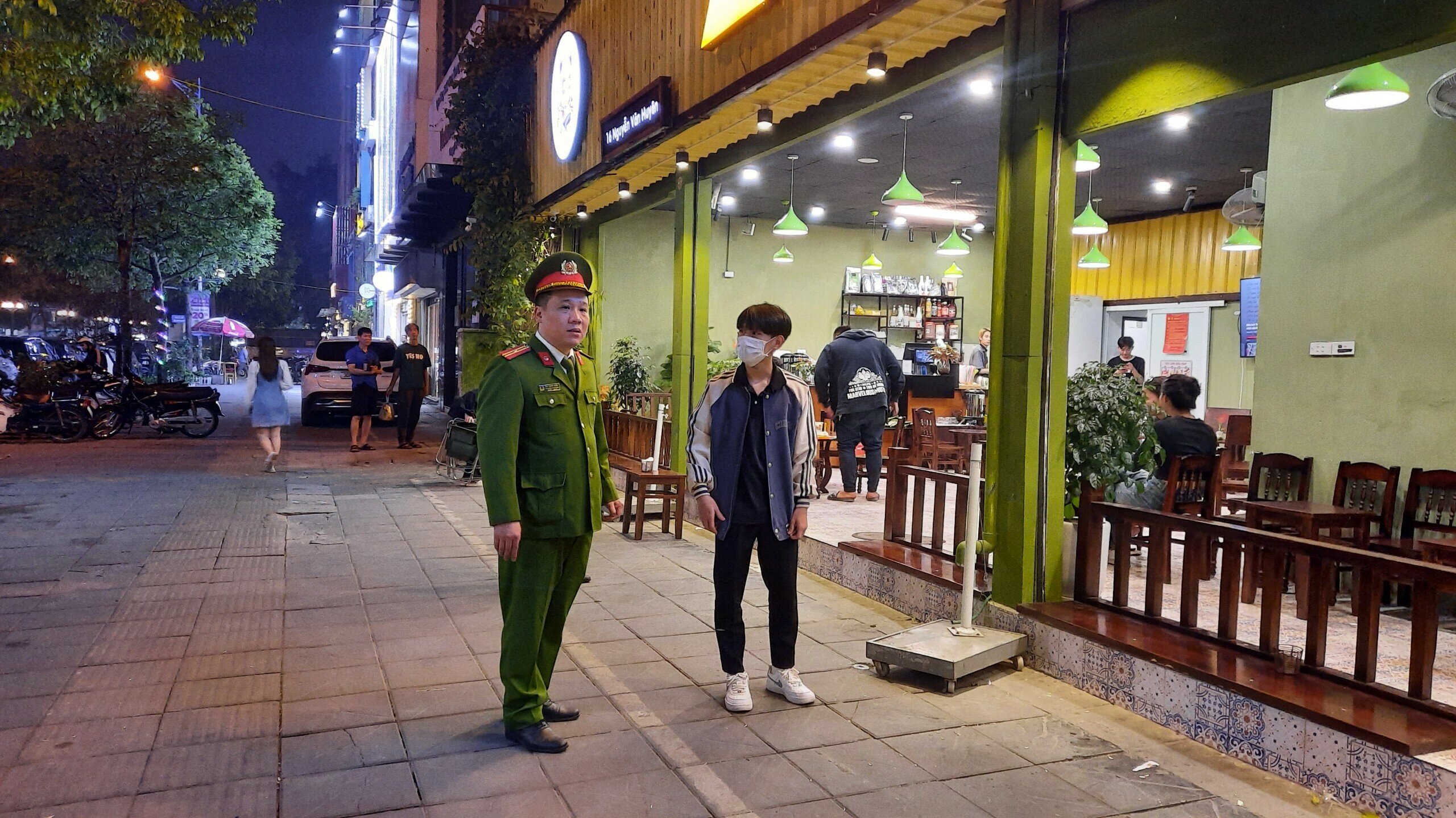 Được sự nhắc nhở của lực lượng c&ocirc;ng an phường, chủ cửa h&agrave;ng ZuKa đ&atilde; cam kết kh&ocirc;ng t&aacute;i phạm.