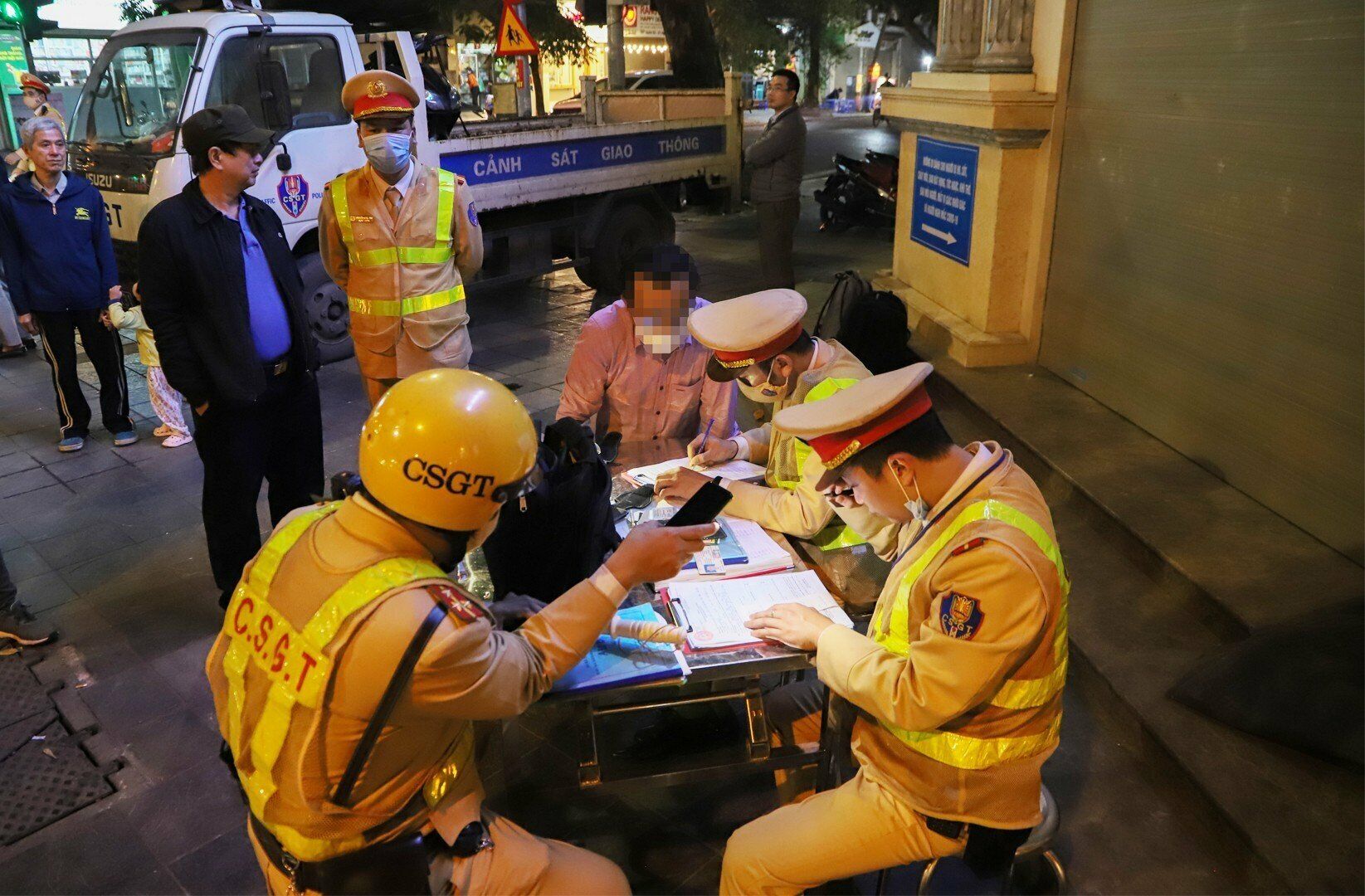 Trước sự cương quyết của Tổ c&ocirc;ng t&aacute;c, t&agrave;i xế N.Q.A đ&atilde; phải k&yacute; v&agrave;o bi&ecirc;n bản vi phạm.