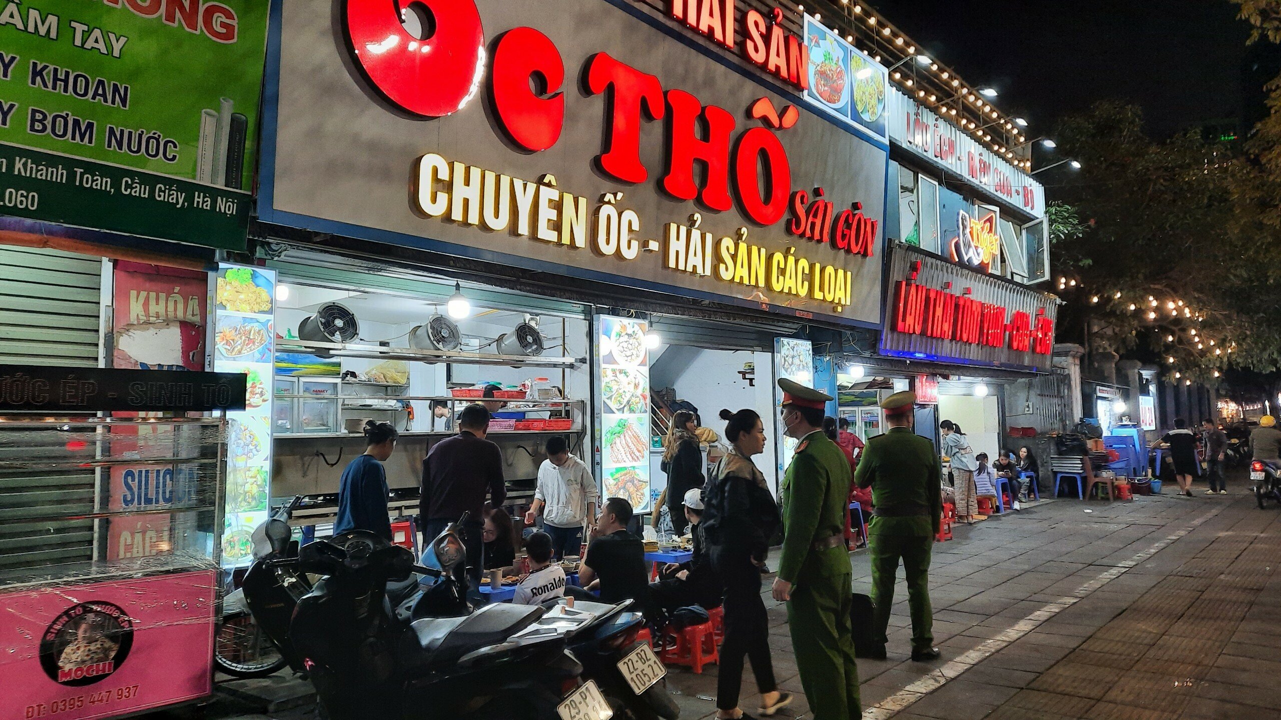 Tương tự, qu&aacute;n ốc Thố tr&ecirc;n đường Nguyễn Văn Huy&ecirc;n, d&ugrave; chỉ để một chiếc b&agrave;n ra vỉa h&egrave; nhưng lực lượng c&ocirc;ng an phường đ&atilde; nhắc nhở, y&ecirc;u cầu kh&ocirc;ng t&aacute;i phạm.