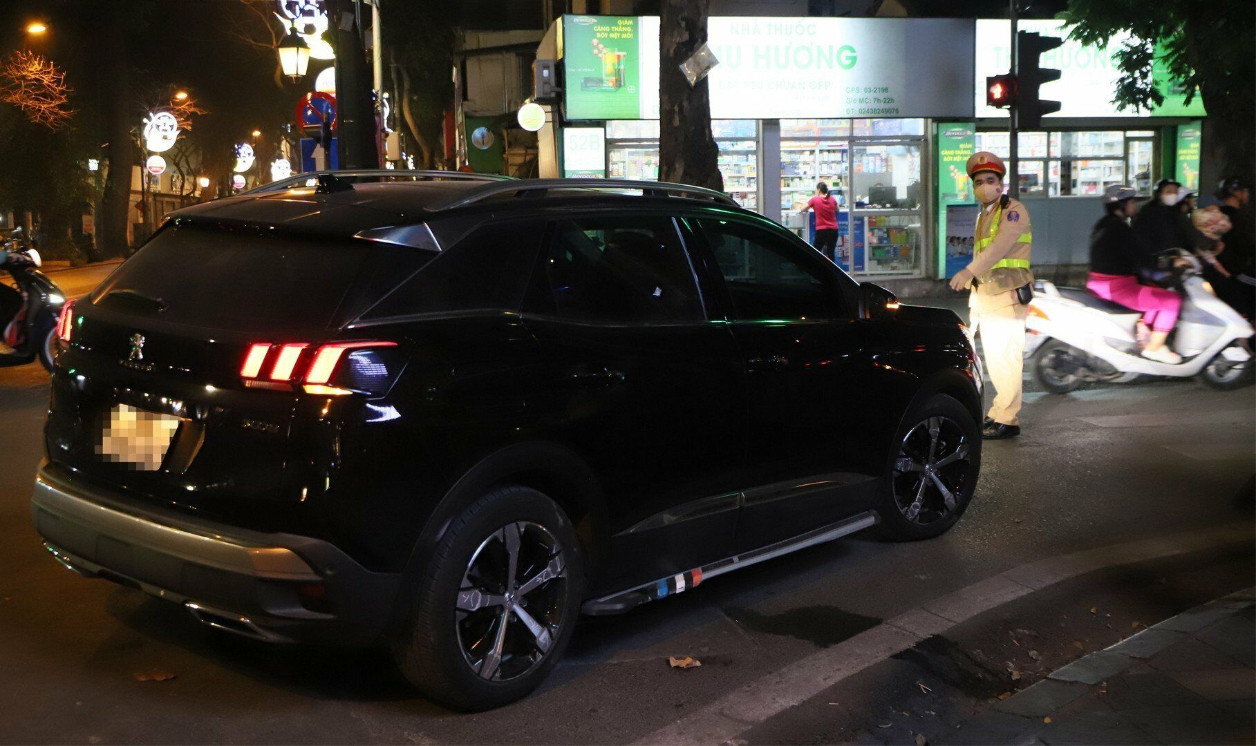 Với vi phạm n&agrave;y, t&agrave;i xế N.Q.A sẽ bị phạt tiền từ 6 - 8 triệu đồng, tước GPLX từ 10 - 12 th&aacute;ng v&agrave; tạm giữ phương tiện.