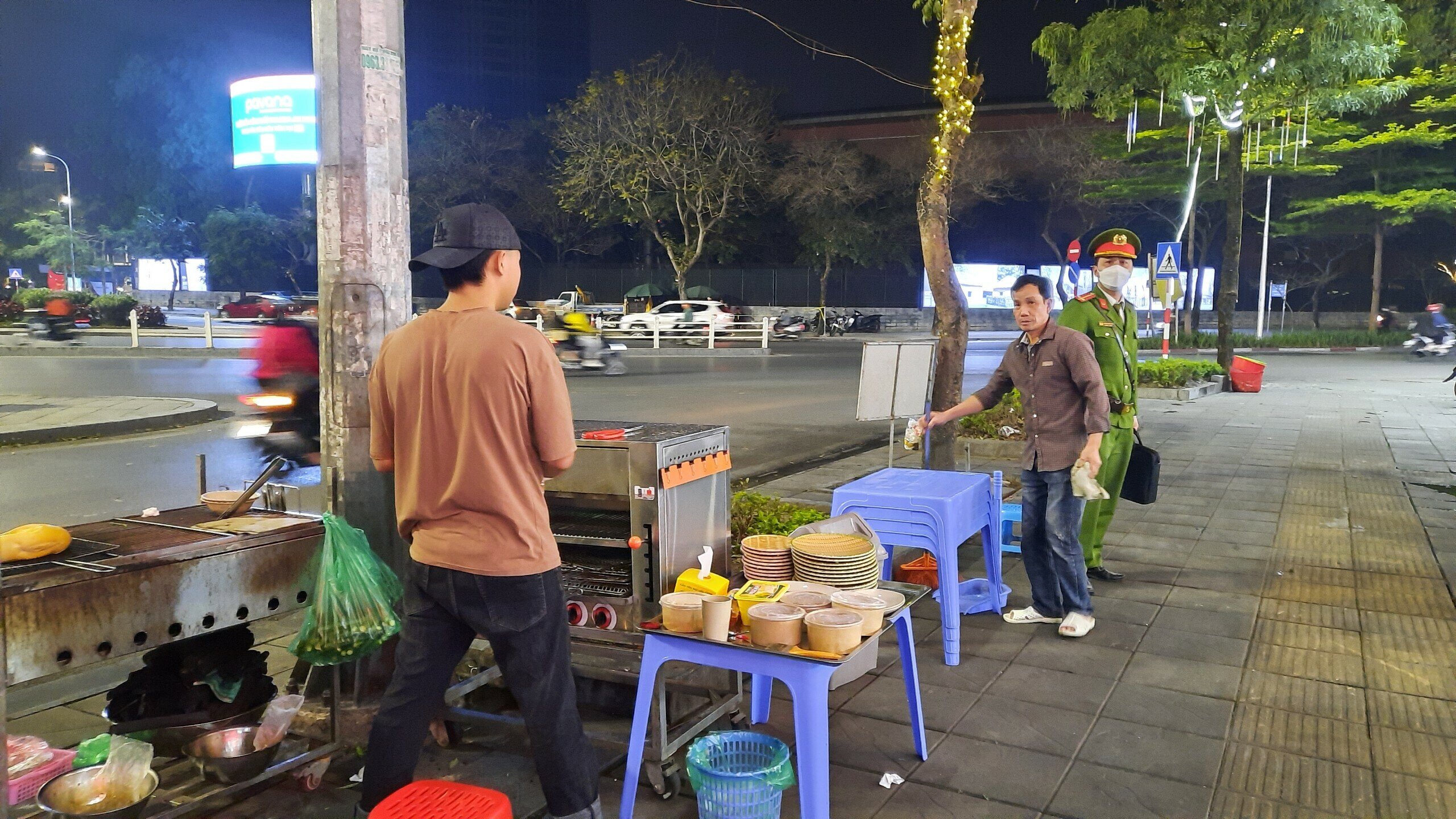 L&atilde;nh đạo C&ocirc;ng an phường Quan Hoa cho biết, thực hiện nghi&ecirc;m chỉ đạo của Ban chỉ đạo 197 của th&agrave;nh phố, đơn vị đ&atilde; v&agrave; đang tập trung tuy&ecirc;n truyền, vận động v&agrave; xử l&yacute; những h&agrave;nh vi chiếm dụng vỉa h&egrave;.