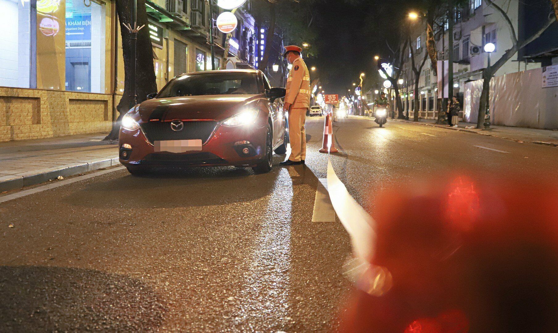 Tiếp đến, Tổ c&ocirc;ng t&aacute;c ph&aacute;t hiện nam t&agrave;i xế &ocirc; t&ocirc; BKS 30A-370.XX l&agrave; anh T.V.D vi phạm nồng độ cồn vượt qu&aacute; 0,25 miligam/l&iacute;t kh&iacute; thở.